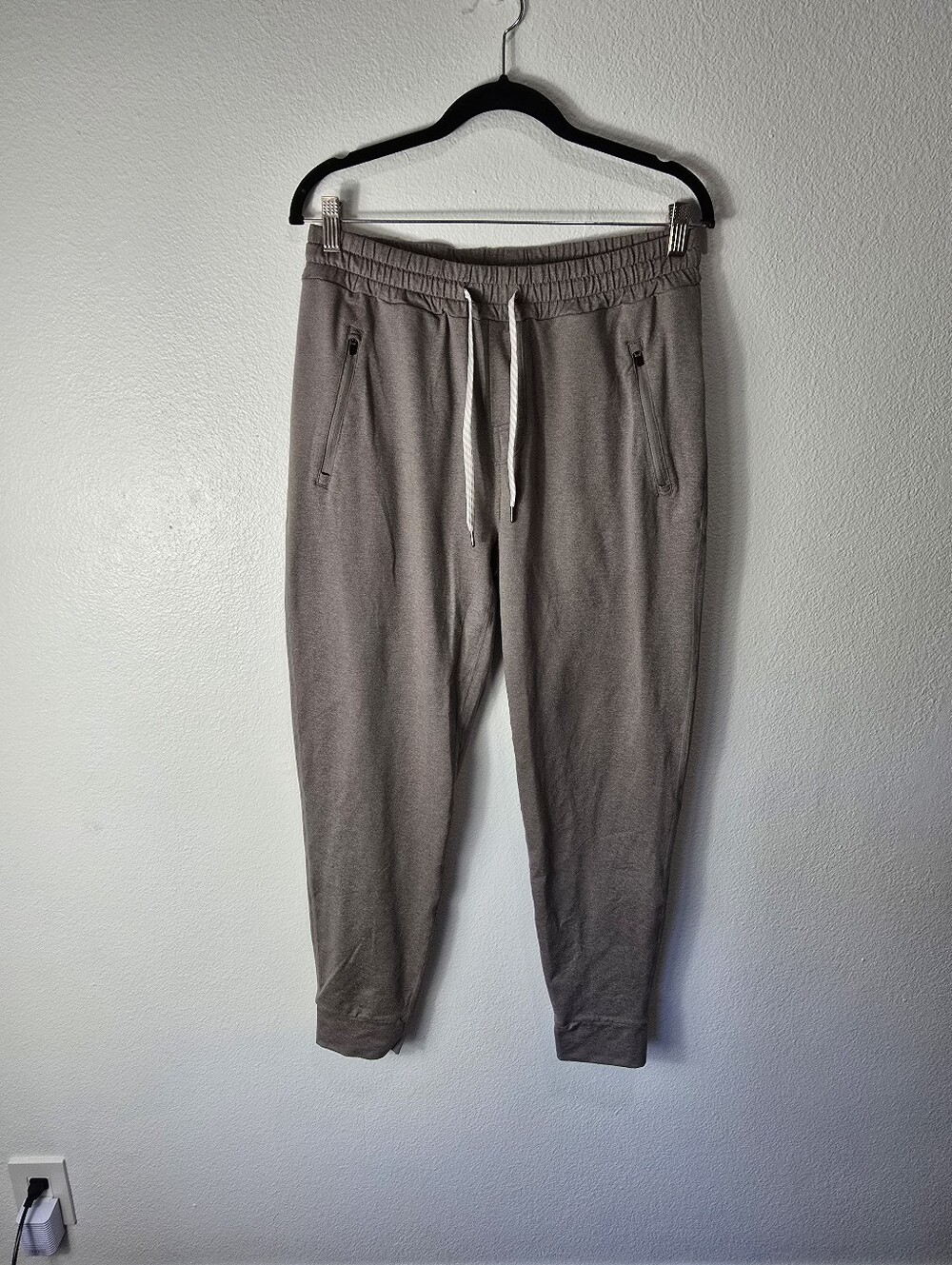 Vuori Men's Jogger Pants in Heather Gray with Drawstring. Loungewear Athletic.